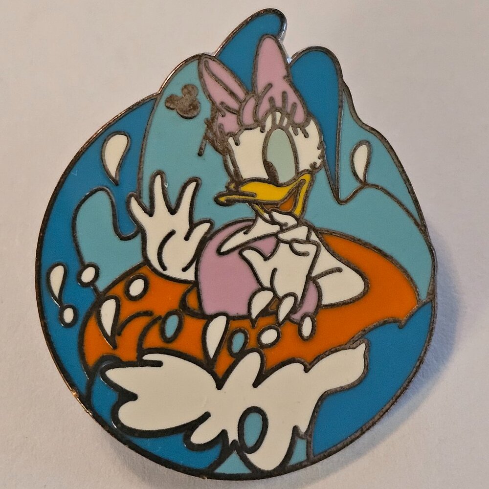 DISNEY Pin Trading ~ Disney Friends Tubing ~ Daisy Duck ~ Hidden Mickey ~ 2006